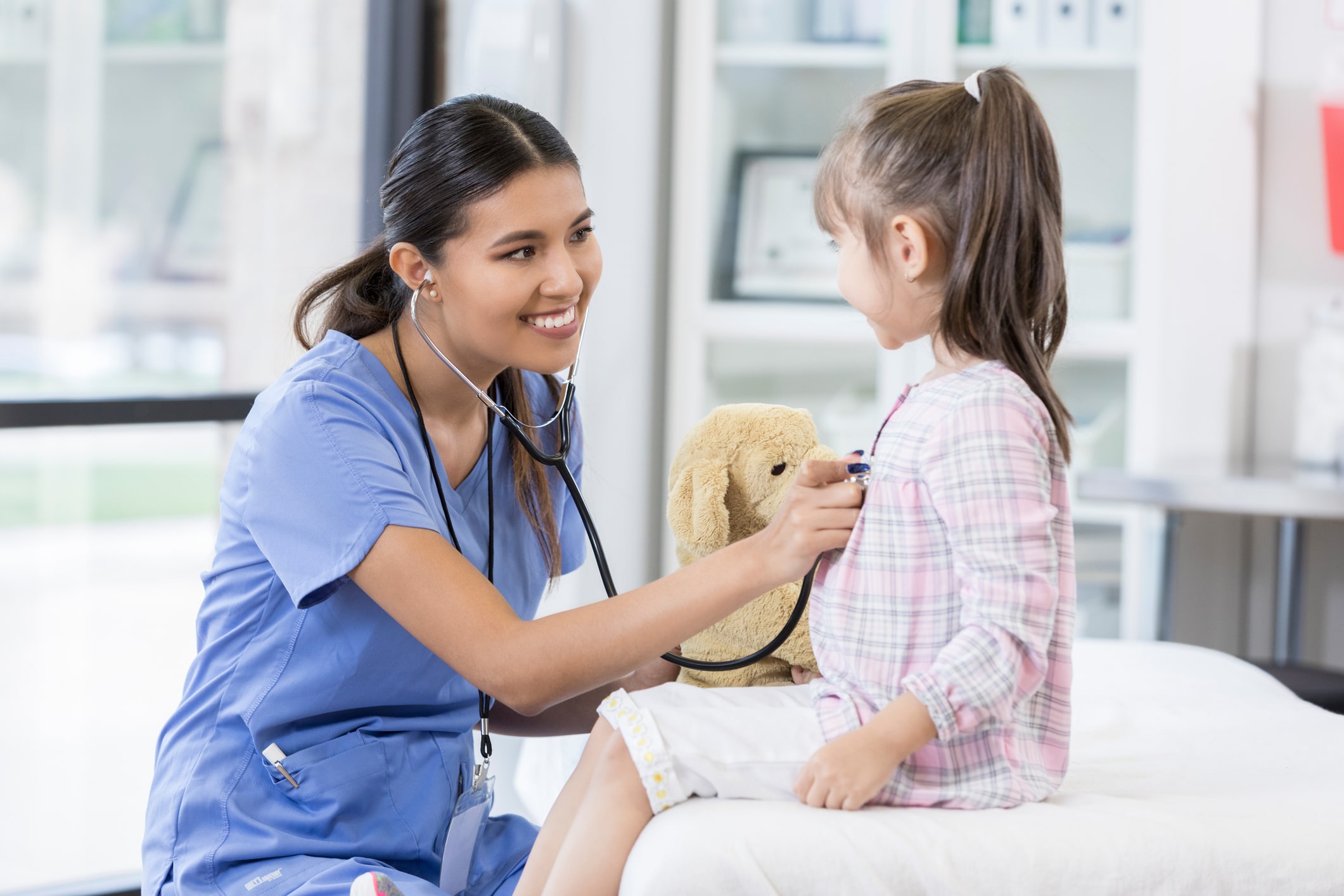 Little girl and nurse practitioner at a kids' urgent care in Gainesville, FL